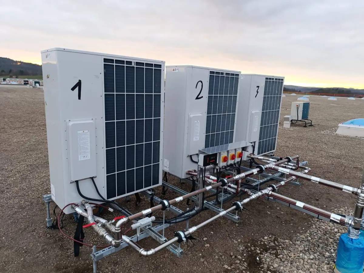 Photovoltaic system with solar modules on a modern roof – hybrid system