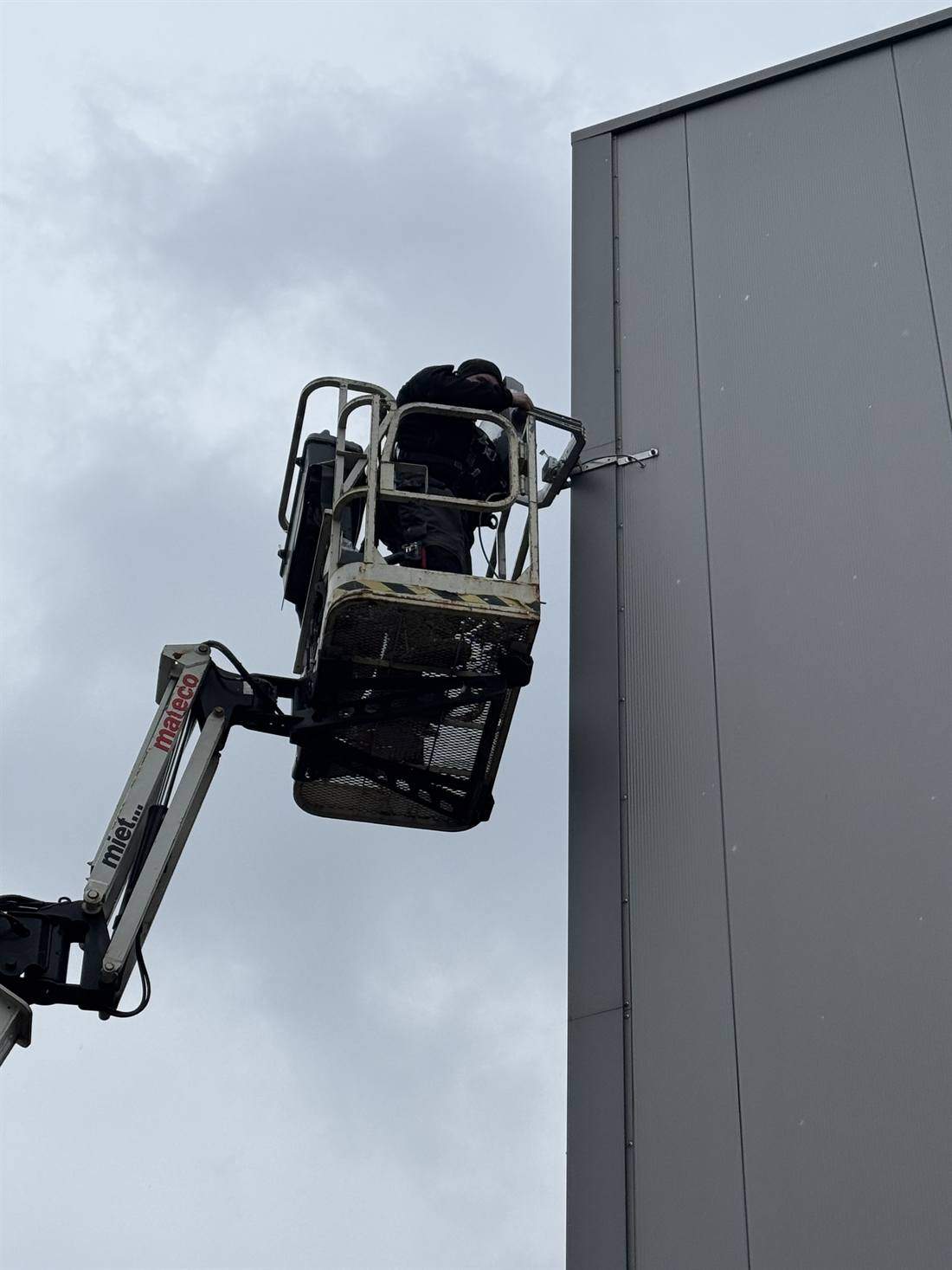 Electrical engineering: Industrial lighting assembly Airbus, Hamburg-Stade 2025